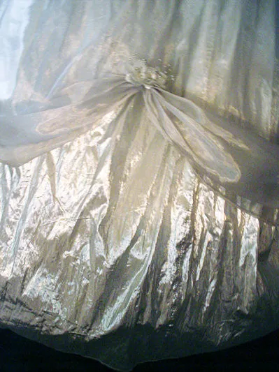 *BEAUTIFUL VINTAGE '80s SILVER LAME & SILVERY ORGANZA PROM DRESS / EVENING GOWN ADORNED WITH  SPRIGS  OF FLOWERS