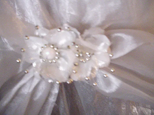 *BEAUTIFUL VINTAGE '80s SILVER LAME & SILVERY ORGANZA PROM DRESS / EVENING GOWN ADORNED WITH  SPRIGS  OF FLOWERS