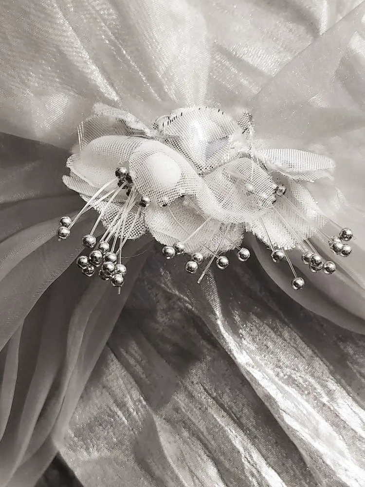 *BEAUTIFUL VINTAGE '80s SILVER LAME & SILVERY ORGANZA PROM DRESS / EVENING GOWN ADORNED WITH  SPRIGS  OF FLOWERS