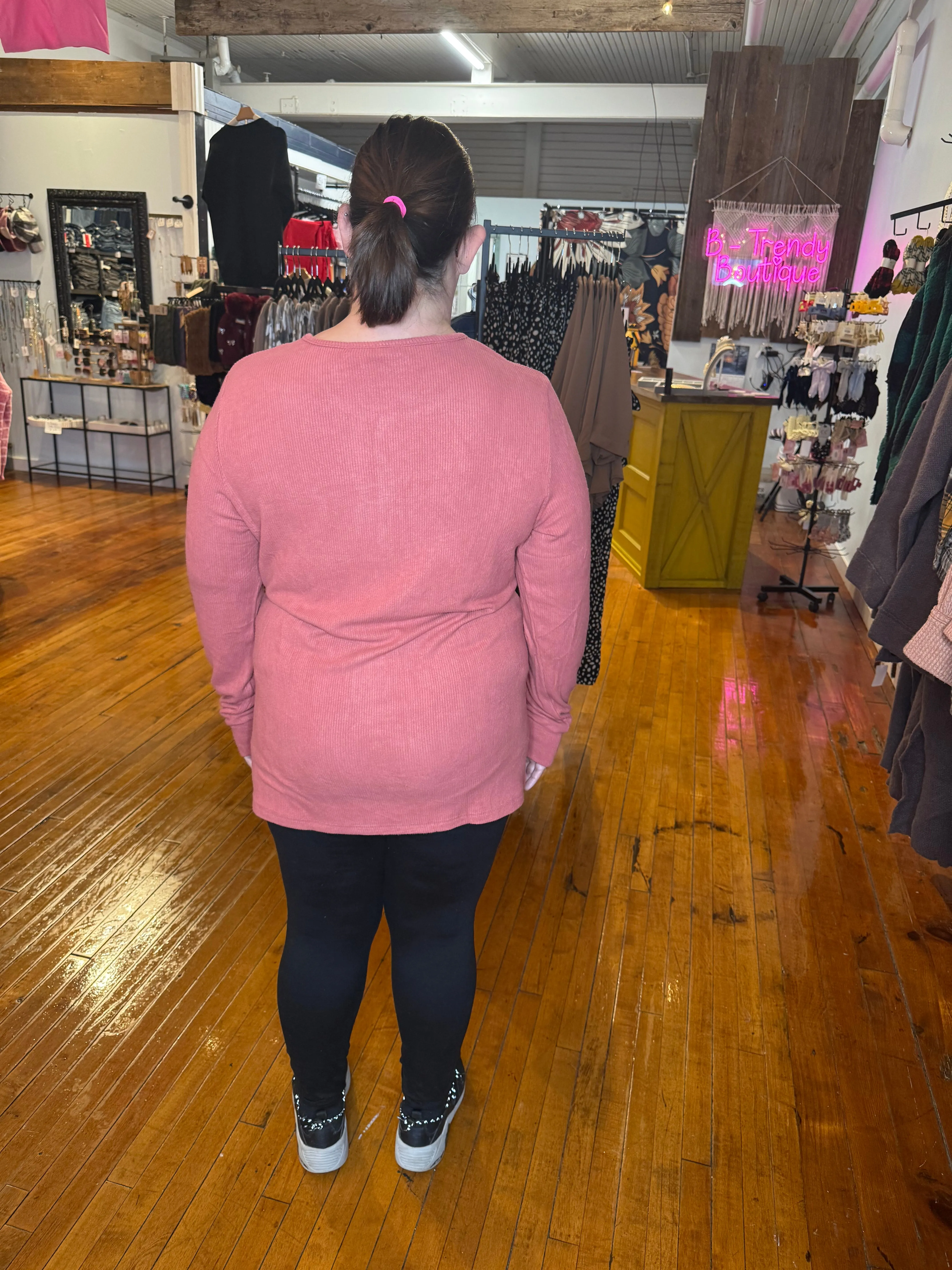 BRIELLE HENLEY LONG SLEEVE TOP - peach rust