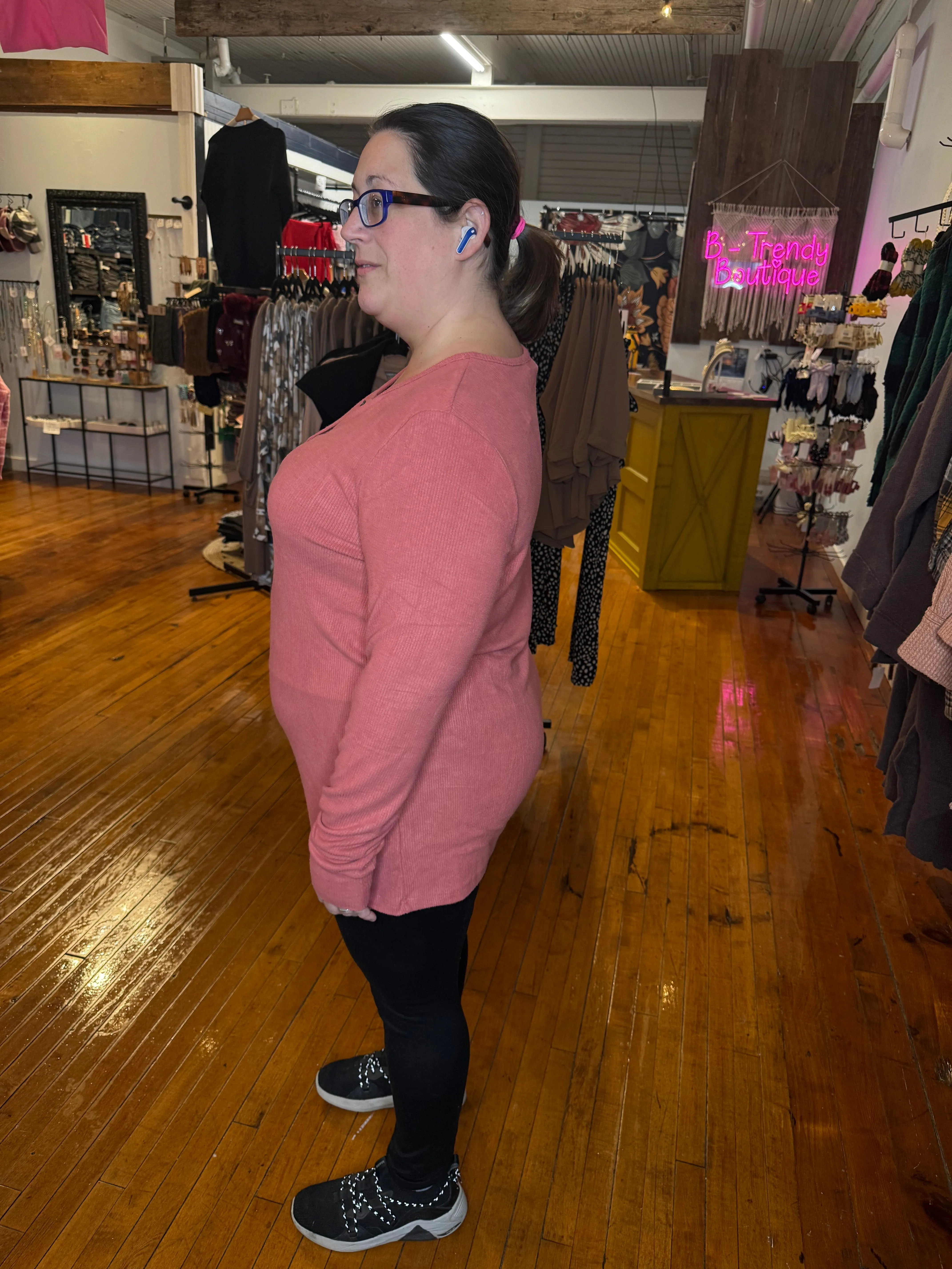 BRIELLE HENLEY LONG SLEEVE TOP - peach rust