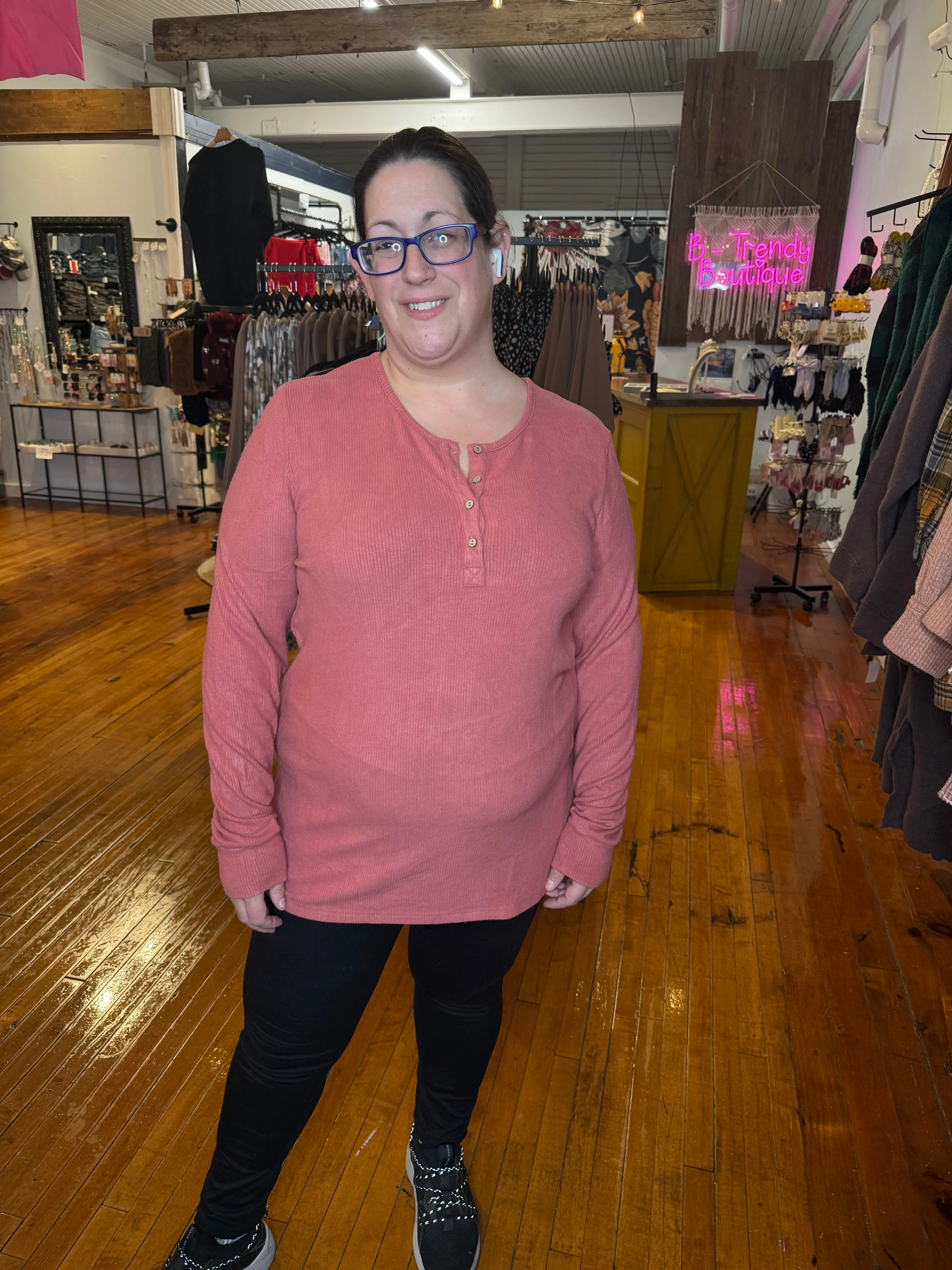 BRIELLE HENLEY LONG SLEEVE TOP - peach rust