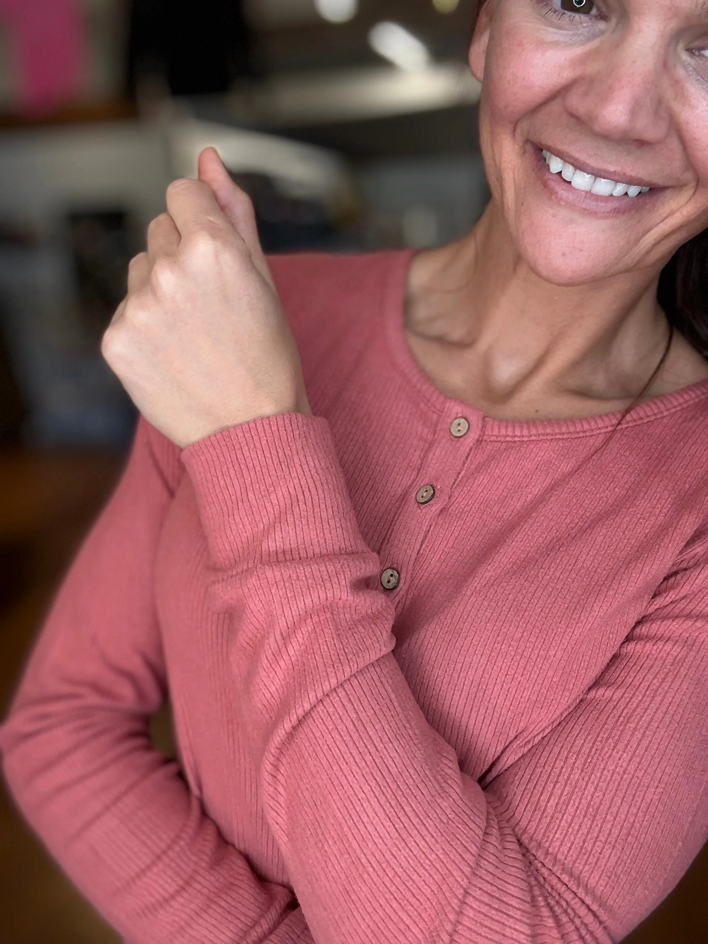 BRIELLE HENLEY LONG SLEEVE TOP - peach rust