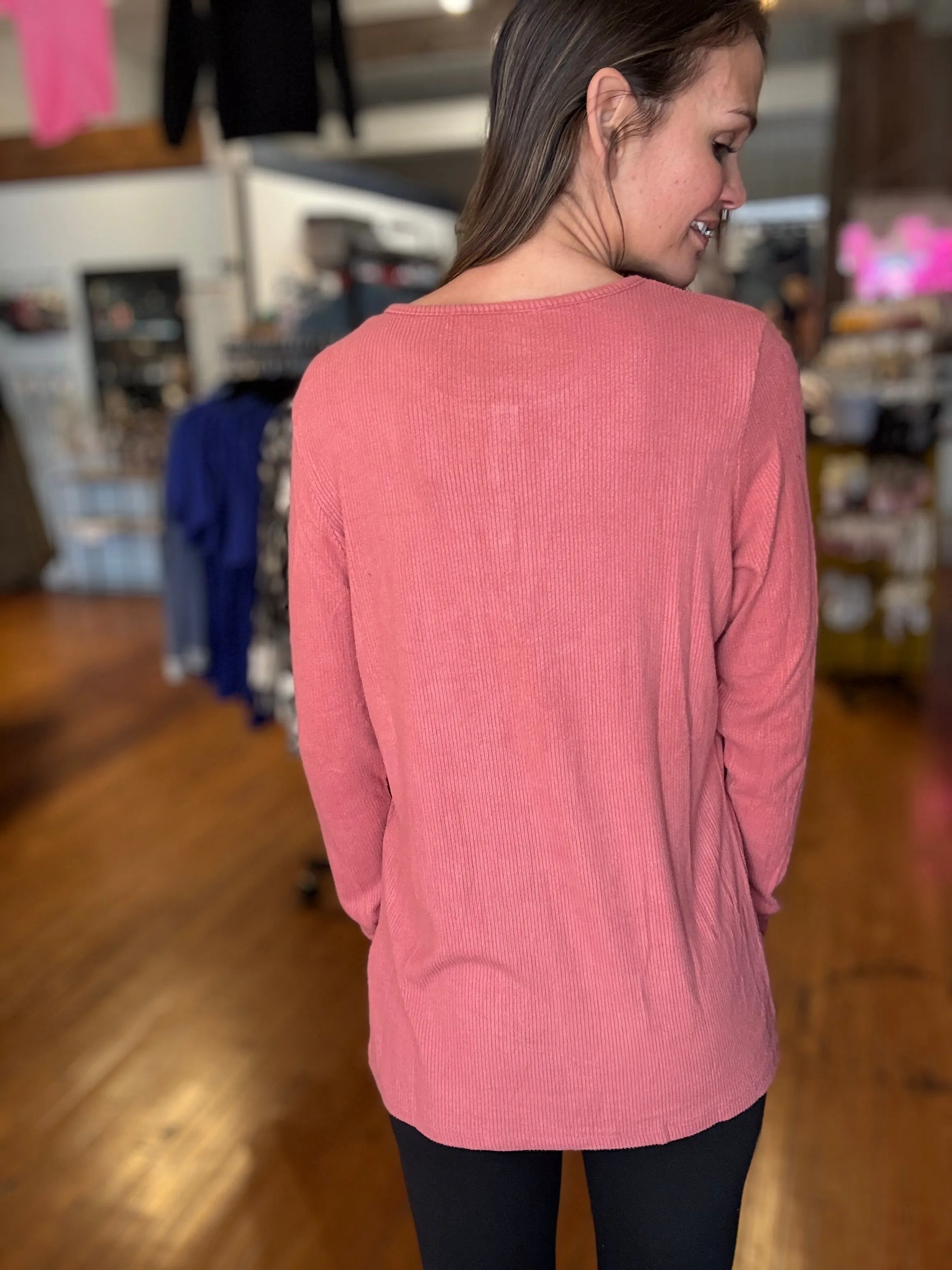 BRIELLE HENLEY LONG SLEEVE TOP - peach rust