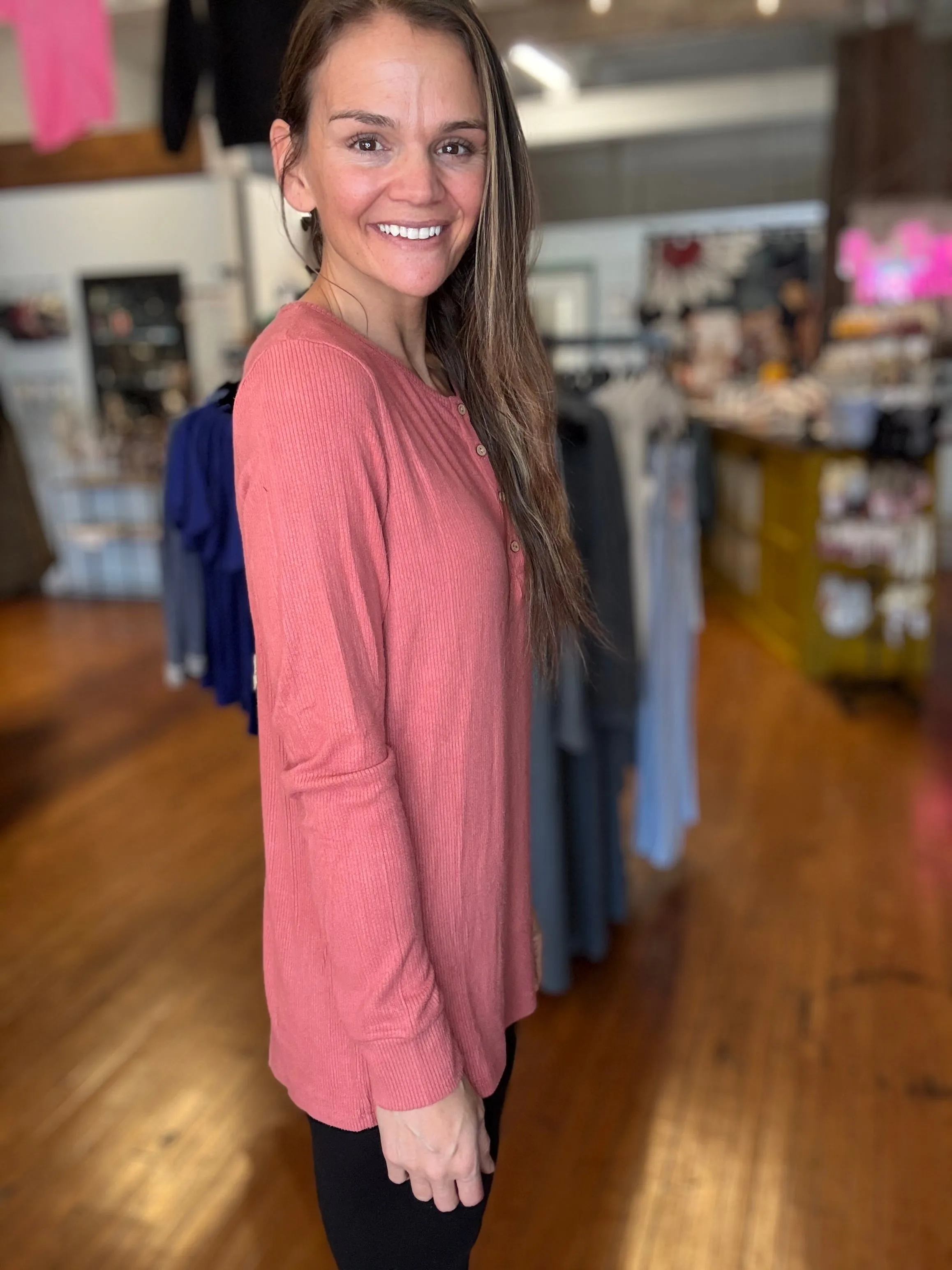 BRIELLE HENLEY LONG SLEEVE TOP - peach rust