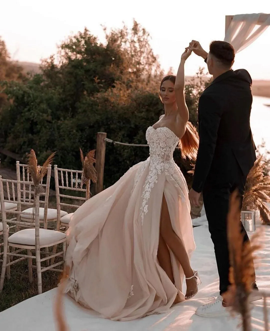 Fashion Elegant Ball Gown Sweetheart Dark Blush Champagne Wedding Dresses with Appliques VK073156